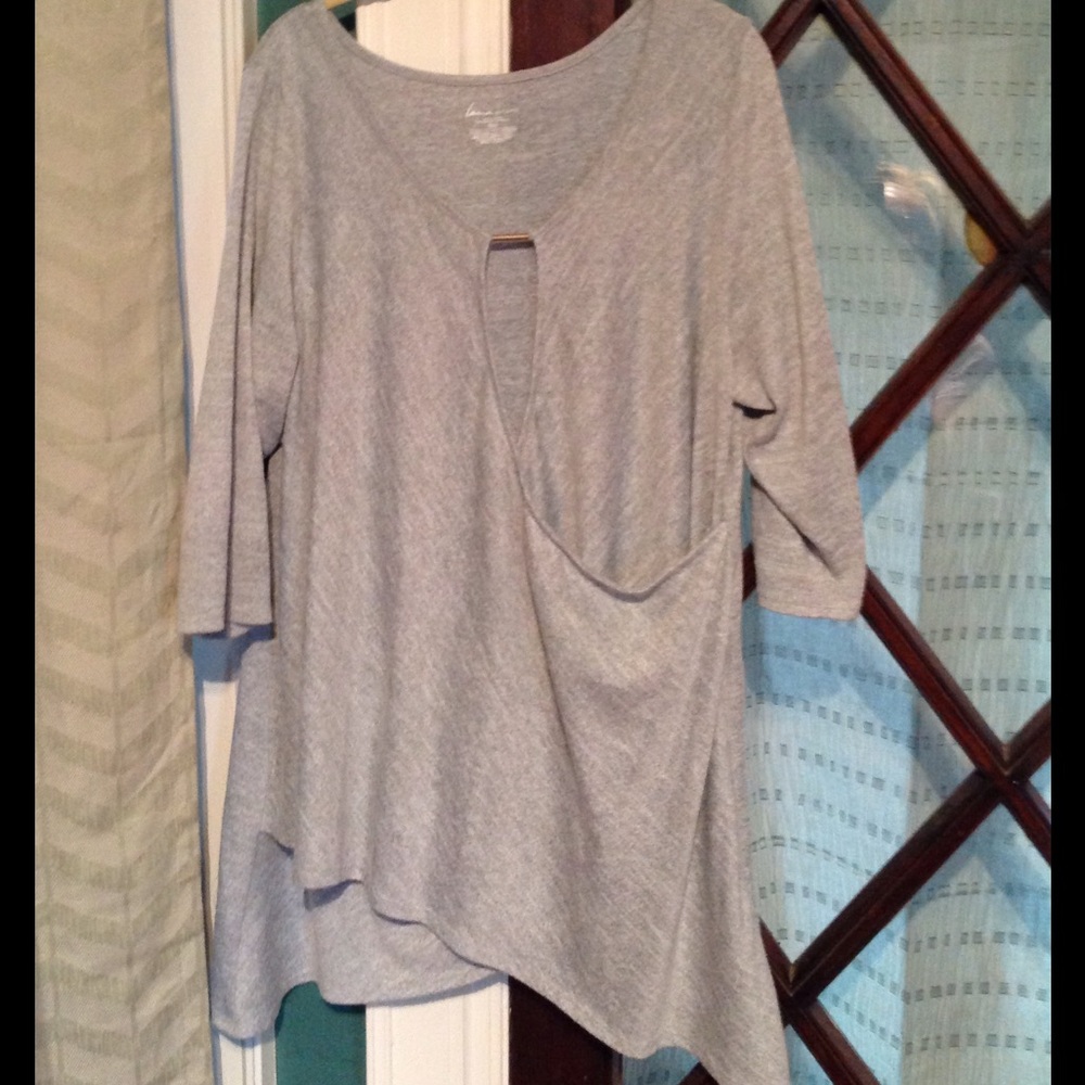 Gray and white key hole top with handkerchief side
